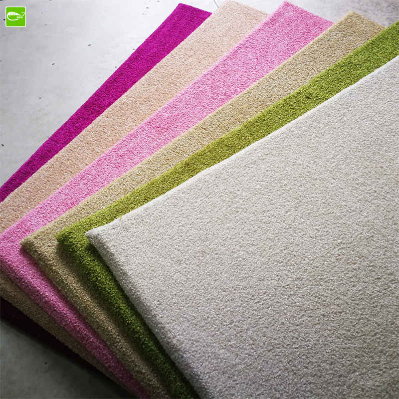 Etninio stiliaus audinio sieninis kilimėlis prie tatami lovos - vienodo rašto fono dekoratyvinė plokštė (Erdvė: svetainė, miegamasis, studija, restoranas, komercinės erdvės)