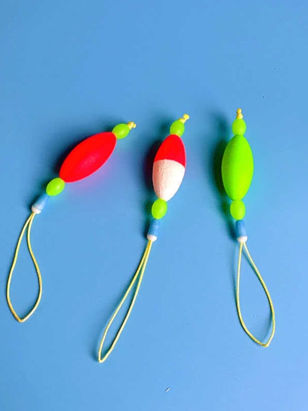 Makšķerēšanas līnijas piederums ar pastiprinošu stieni, luminescējošu pērlīti un galvenās līnijas savienotāju