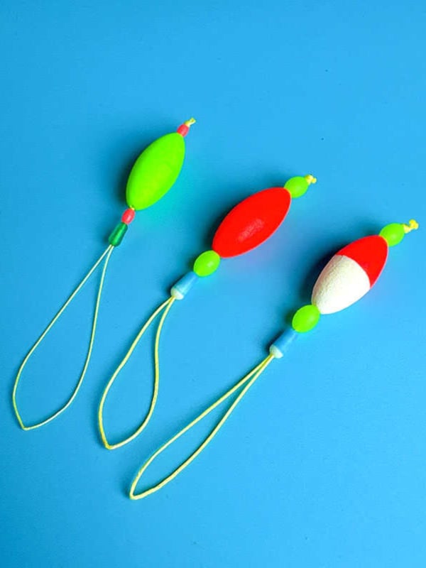 Makšķerēšanas līnijas piederums ar pastiprinošu stieni, luminescējošu pērlīti un galvenās līnijas savienotāju