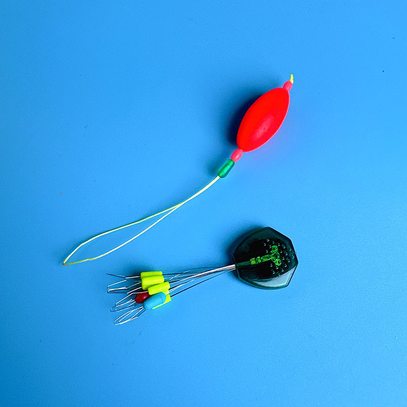 Makšķerēšanas līnijas piederums ar pastiprinošu stieni, luminescējošu pērlīti un galvenās līnijas savienotāju