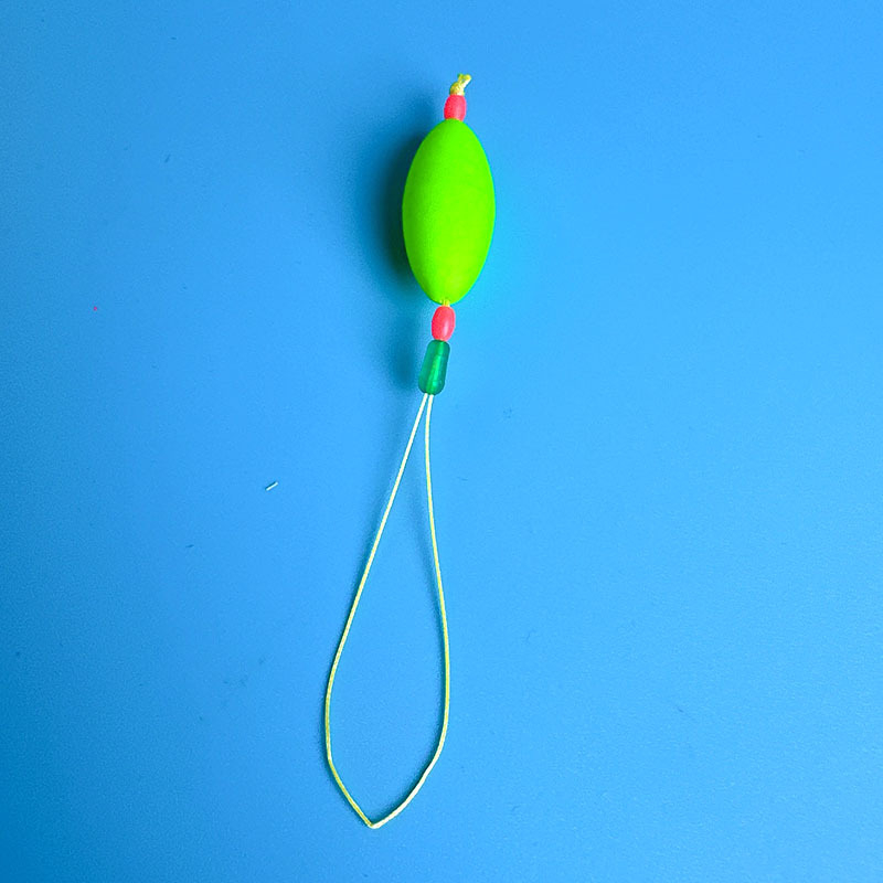 Makšķerēšanas līnijas piederums ar pastiprinošu stieni, luminescējošu pērlīti un galvenās līnijas savienotāju