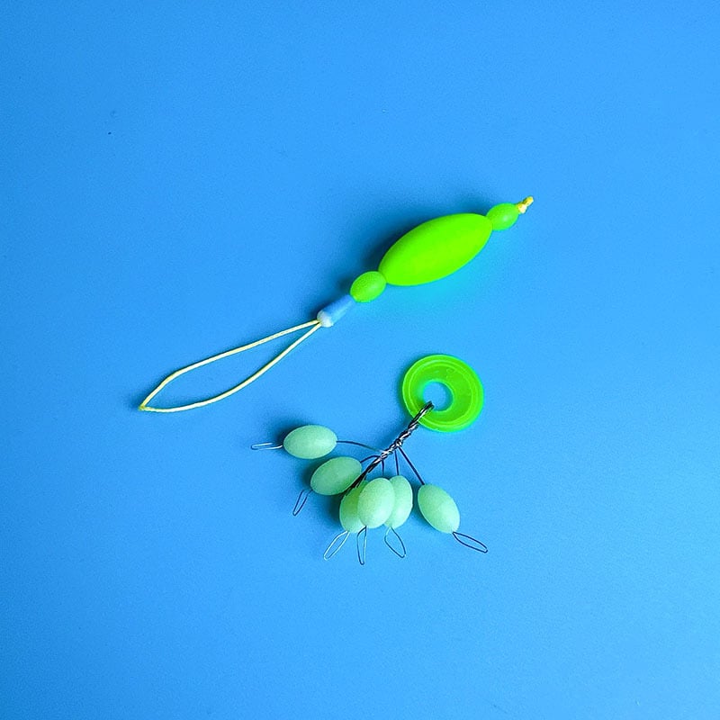 Makšķerēšanas līnijas piederums ar pastiprinošu stieni, luminescējošu pērlīti un galvenās līnijas savienotāju