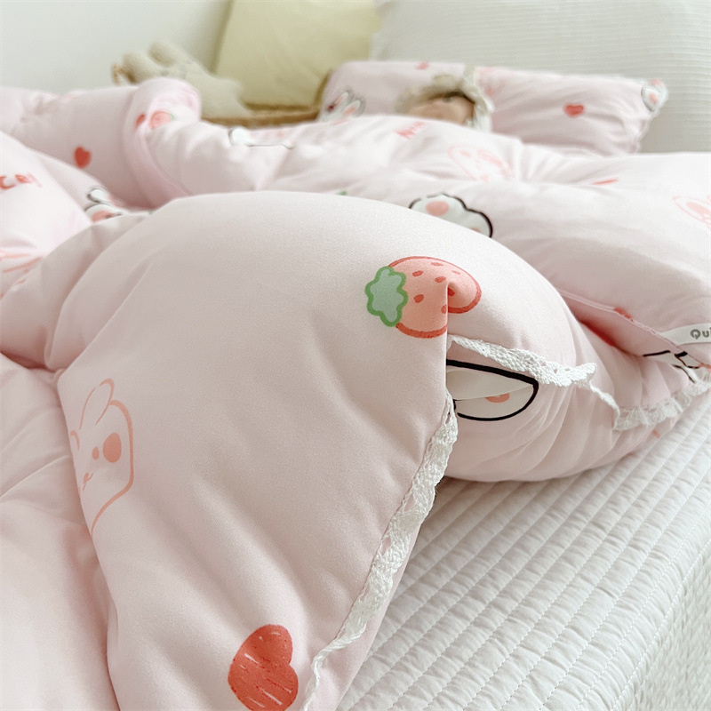 Bērnu adīts kokvilnas pleds ar sojas šķiedras pildījumu, karikatūru stilā (svars 1.0–1.5 kg; visas sezonas; auduma blīvums 133×76; materiāls: adīts kokvilna; pildījums: sojas šķiedra)