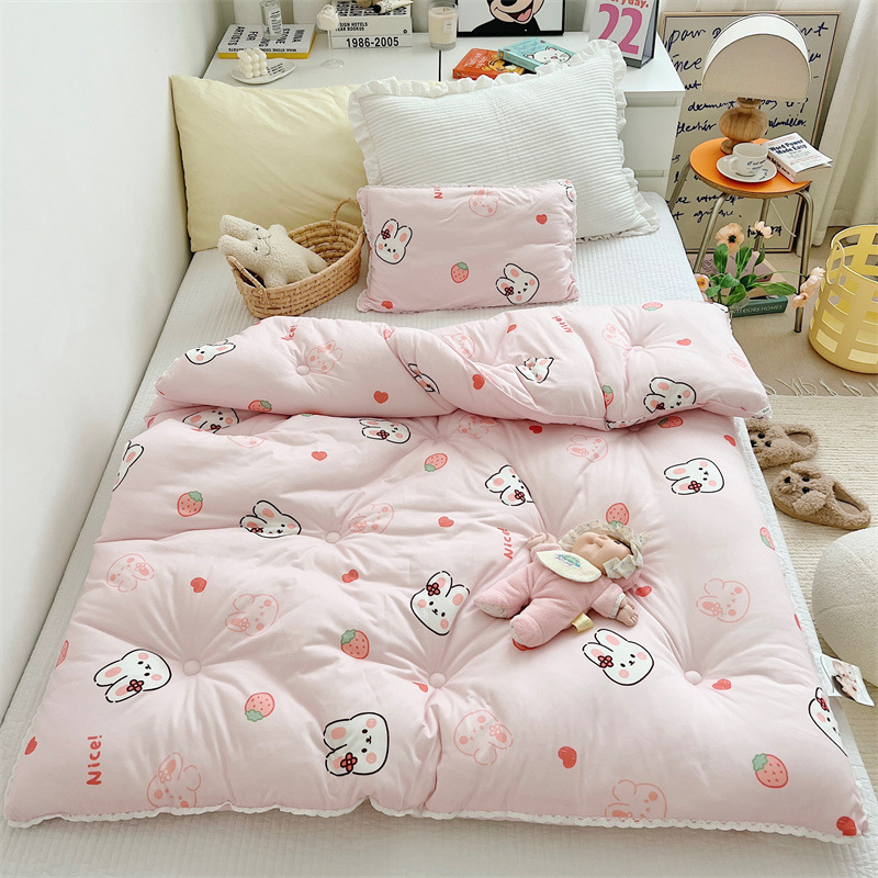 Bērnu adīts kokvilnas pleds ar sojas šķiedras pildījumu, karikatūru stilā (svars 1.0–1.5 kg; visas sezonas; auduma blīvums 133×76; materiāls: adīts kokvilna; pildījums: sojas šķiedra)