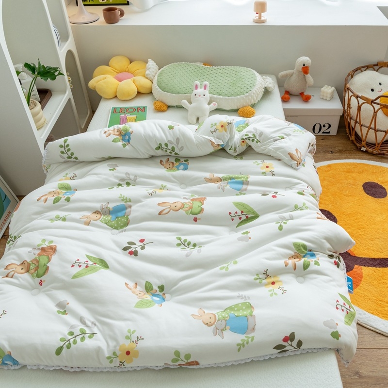 Bērnu adīts kokvilnas pleds ar sojas šķiedras pildījumu, karikatūru stilā (svars 1.0–1.5 kg; visas sezonas; auduma blīvums 133×76; materiāls: adīts kokvilna; pildījums: sojas šķiedra)