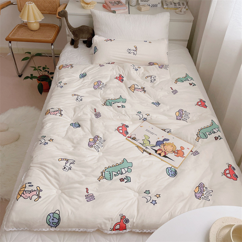 Bērnu adīts kokvilnas pleds ar sojas šķiedras pildījumu, karikatūru stilā (svars 1.0–1.5 kg; visas sezonas; auduma blīvums 133×76; materiāls: adīts kokvilna; pildījums: sojas šķiedra)