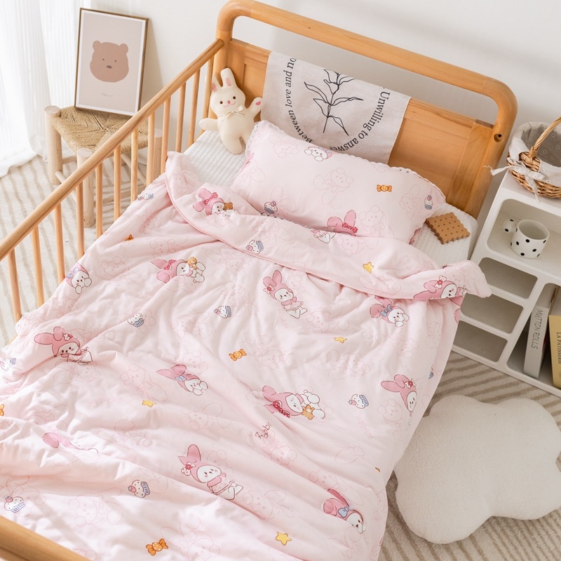 Bērnu adīts kokvilnas pleds ar sojas šķiedras pildījumu, karikatūru stilā (svars 1.0–1.5 kg; visas sezonas; auduma blīvums 133×76; materiāls: adīts kokvilna; pildījums: sojas šķiedra)