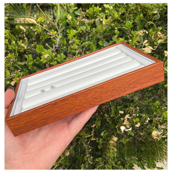 Rotaslietu izstādīšanas trauks ar apstiprinātu privāto zīmolu, 2023. gada pavasaris, mākslas stils