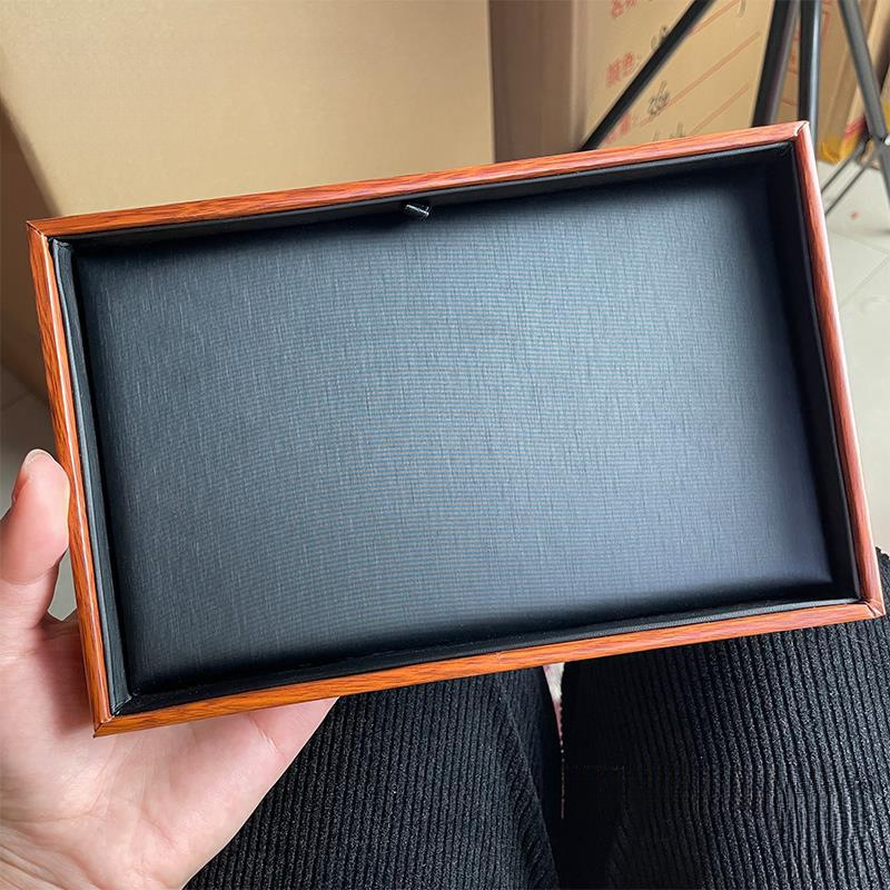 Rotaslietu izstādīšanas trauks ar apstiprinātu privāto zīmolu, 2023. gada pavasaris, mākslas stils