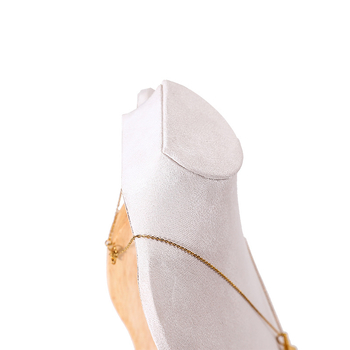 Kaklaru demonstrācijas statīvs – portreta dizains, ciets koks, korpuss ar flaneli, splicing tehnika, 2024. gada vasara