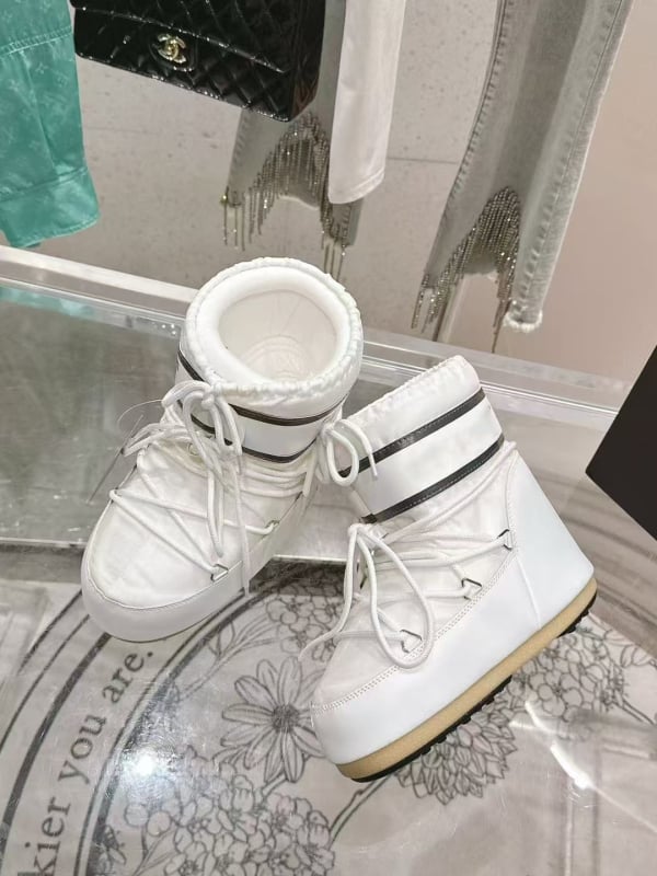 Snieginiai batai, vandeniui atsparūs, neslysta, šilti, lengvi — viršus: down audinys, aukštas viršūnės, padas: guma, vidpadis: avies kailis, kulno aukštis 4,5 cm