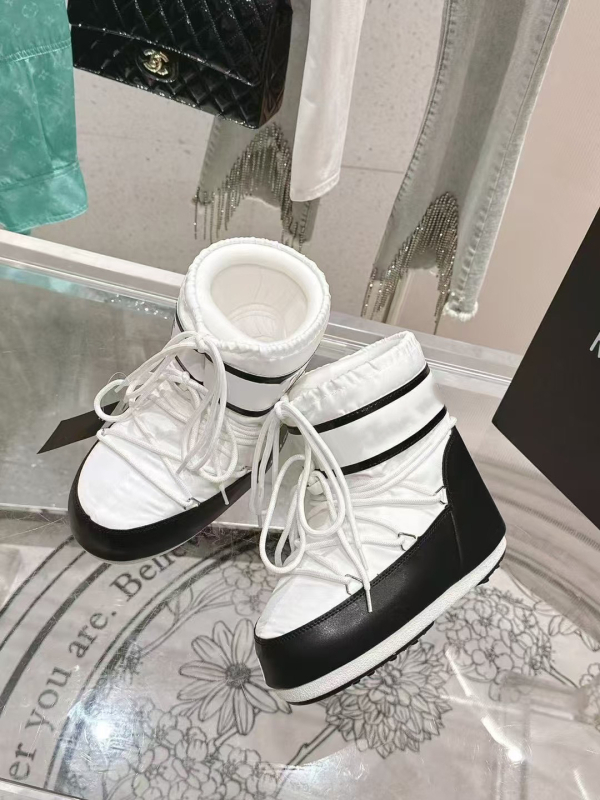 Snieginiai batai, vandeniui atsparūs, neslysta, šilti, lengvi — viršus: down audinys, aukštas viršūnės, padas: guma, vidpadis: avies kailis, kulno aukštis 4,5 cm