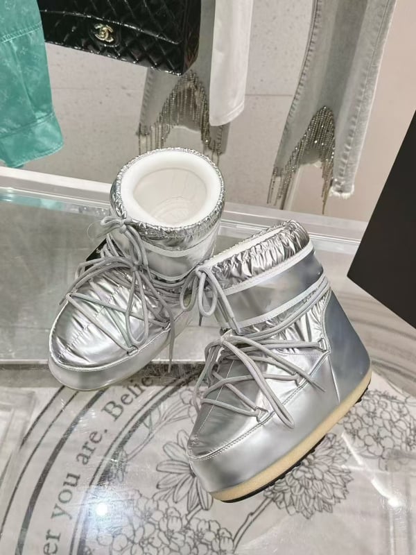 Snieginiai batai, vandeniui atsparūs, neslysta, šilti, lengvi — viršus: down audinys, aukštas viršūnės, padas: guma, vidpadis: avies kailis, kulno aukštis 4,5 cm