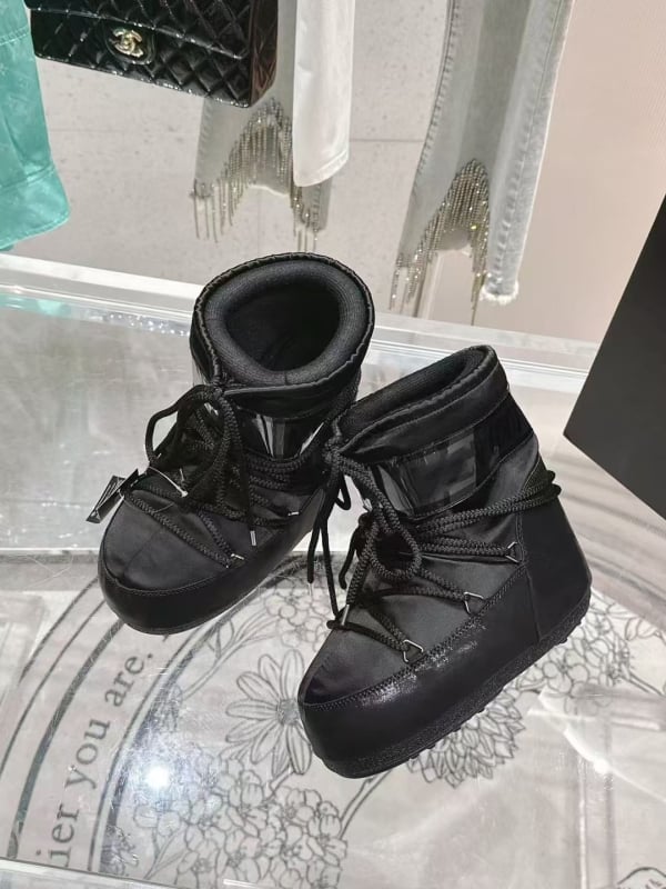 Snieginiai batai, vandeniui atsparūs, neslysta, šilti, lengvi — viršus: down audinys, aukštas viršūnės, padas: guma, vidpadis: avies kailis, kulno aukštis 4,5 cm