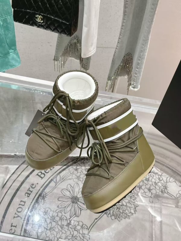 Snieginiai batai, vandeniui atsparūs, neslysta, šilti, lengvi — viršus: down audinys, aukštas viršūnės, padas: guma, vidpadis: avies kailis, kulno aukštis 4,5 cm