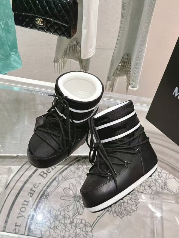 Snieginiai batai, vandeniui atsparūs, neslysta, šilti, lengvi — viršus: down audinys, aukštas viršūnės, padas: guma, vidpadis: avies kailis, kulno aukštis 4,5 cm