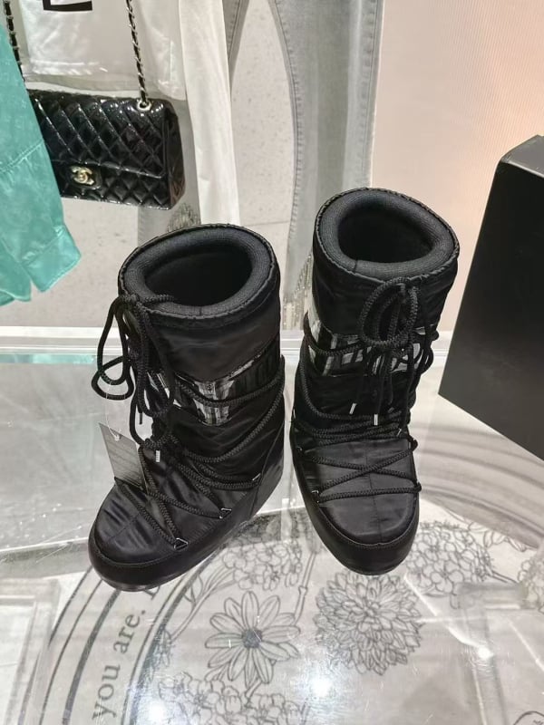 Snieginiai batai, vandeniui atsparūs, neslysta, šilti, lengvi — viršus: down audinys, aukštas viršūnės, padas: guma, vidpadis: avies kailis, kulno aukštis 4,5 cm