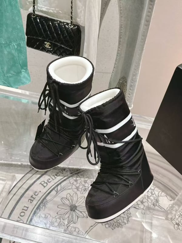 Snieginiai batai, vandeniui atsparūs, neslysta, šilti, lengvi — viršus: down audinys, aukštas viršūnės, padas: guma, vidpadis: avies kailis, kulno aukštis 4,5 cm