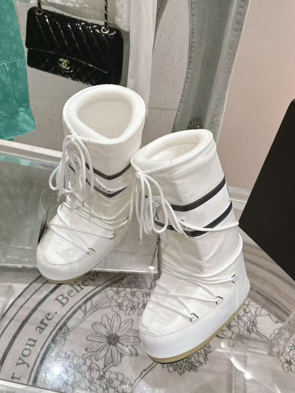 Snieginiai batai, vandeniui atsparūs, neslysta, šilti, lengvi — viršus: down audinys, aukštas viršūnės, padas: guma, vidpadis: avies kailis, kulno aukštis 4,5 cm