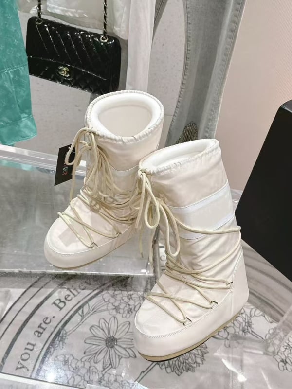 Snieginiai batai, vandeniui atsparūs, neslysta, šilti, lengvi — viršus: down audinys, aukštas viršūnės, padas: guma, vidpadis: avies kailis, kulno aukštis 4,5 cm