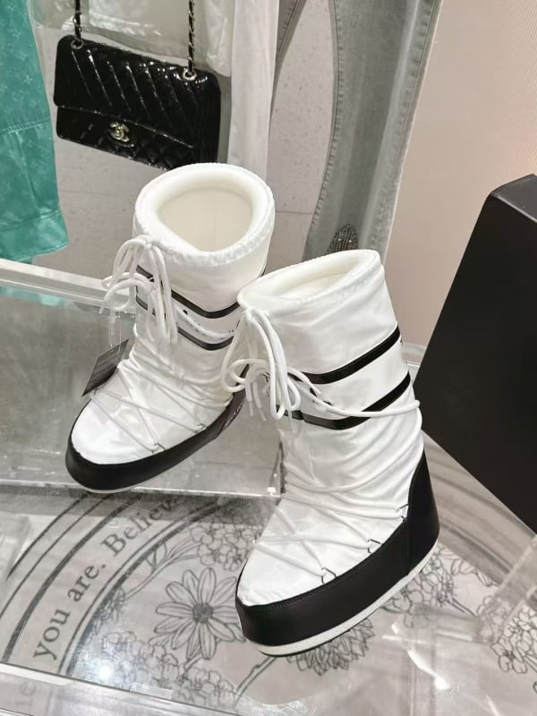 Snieginiai batai, vandeniui atsparūs, neslysta, šilti, lengvi — viršus: down audinys, aukštas viršūnės, padas: guma, vidpadis: avies kailis, kulno aukštis 4,5 cm