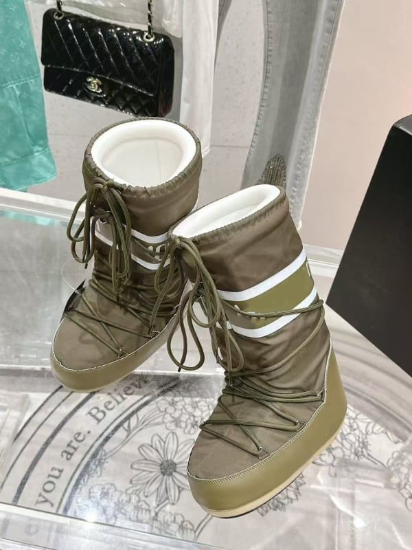 Snieginiai batai, vandeniui atsparūs, neslysta, šilti, lengvi — viršus: down audinys, aukštas viršūnės, padas: guma, vidpadis: avies kailis, kulno aukštis 4,5 cm