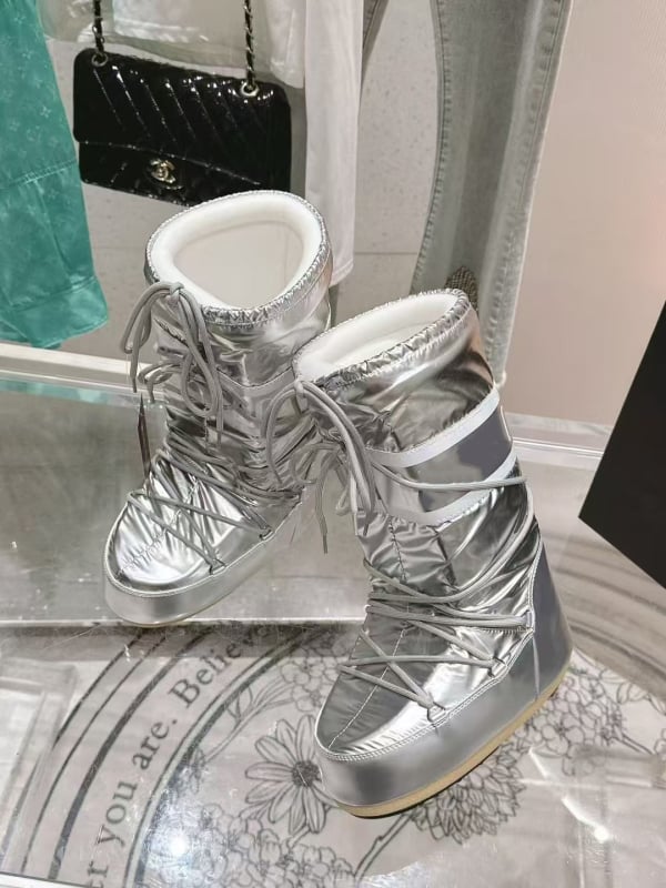 Snieginiai batai, vandeniui atsparūs, neslysta, šilti, lengvi — viršus: down audinys, aukštas viršūnės, padas: guma, vidpadis: avies kailis, kulno aukštis 4,5 cm