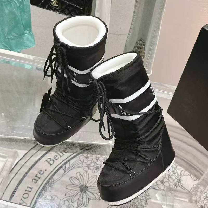 Snieginiai batai, vandeniui atsparūs, neslysta, šilti, lengvi — viršus: down audinys, aukštas viršūnės, padas: guma, vidpadis: avies kailis, kulno aukštis 4,5 cm