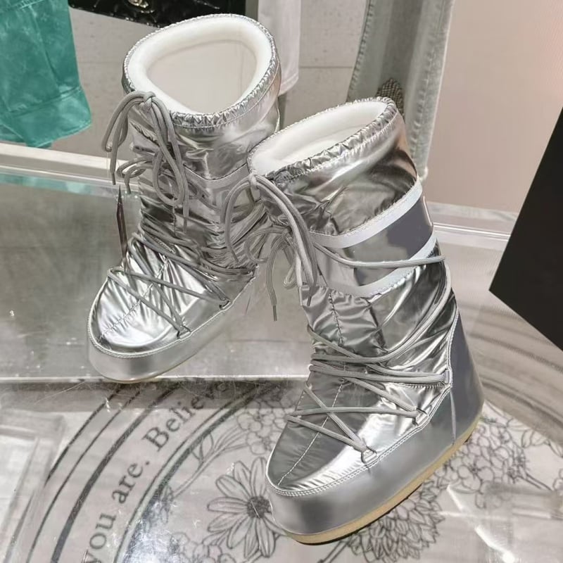 Snieginiai batai, vandeniui atsparūs, neslysta, šilti, lengvi — viršus: down audinys, aukštas viršūnės, padas: guma, vidpadis: avies kailis, kulno aukštis 4,5 cm