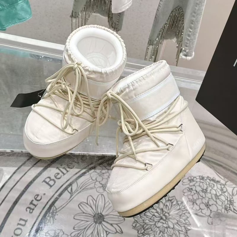 Snieginiai batai, vandeniui atsparūs, neslysta, šilti, lengvi — viršus: down audinys, aukštas viršūnės, padas: guma, vidpadis: avies kailis, kulno aukštis 4,5 cm