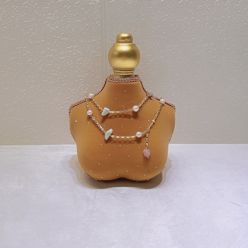 Viensgabala juvelieru displeja statīvs ar dzelzs rāmi un samta apdari, kalēts dzelzs izstrādājums, mūsdienīgs stils, rudens 2023