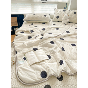 Lateksa ledus-silkas matrača komplekts – vienkāršs viļņu un punktu raksts, mūsdienīgs minimālisma stils, četrgabalu komplekts, lateksa saturs zem 70%