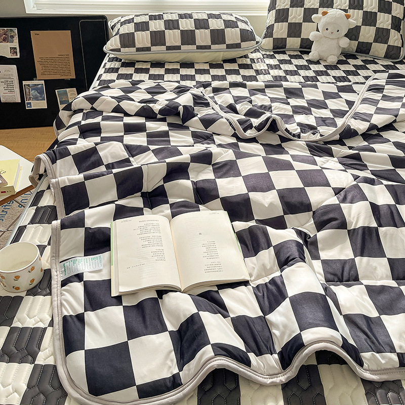 Lateksa ledus-silkas matrača komplekts – vienkāršs viļņu un punktu raksts, mūsdienīgs minimālisma stils, četrgabalu komplekts, lateksa saturs zem 70%