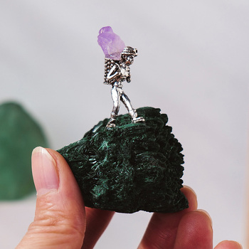 Bányász alakú kristály ércemintadarab, ametiszt és zöld fluorit, dekoratív geometriás kristály dísztárgy