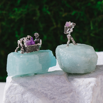 Bányász alakú kristály ércemintadarab, ametiszt és zöld fluorit, dekoratív geometriás kristály dísztárgy