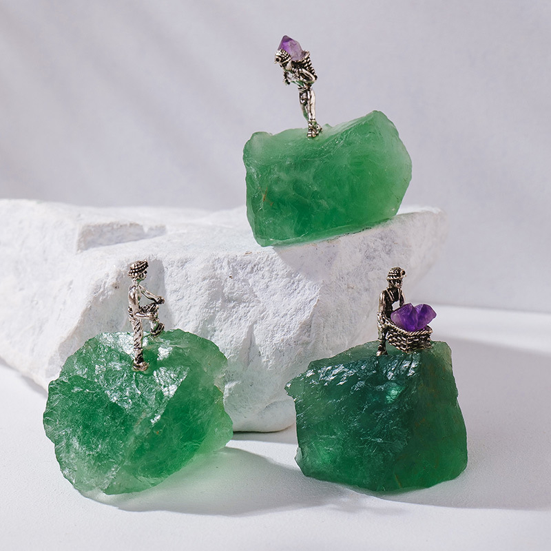 Bányász alakú kristály ércemintadarab, ametiszt és zöld fluorit, dekoratív geometriás kristály dísztárgy