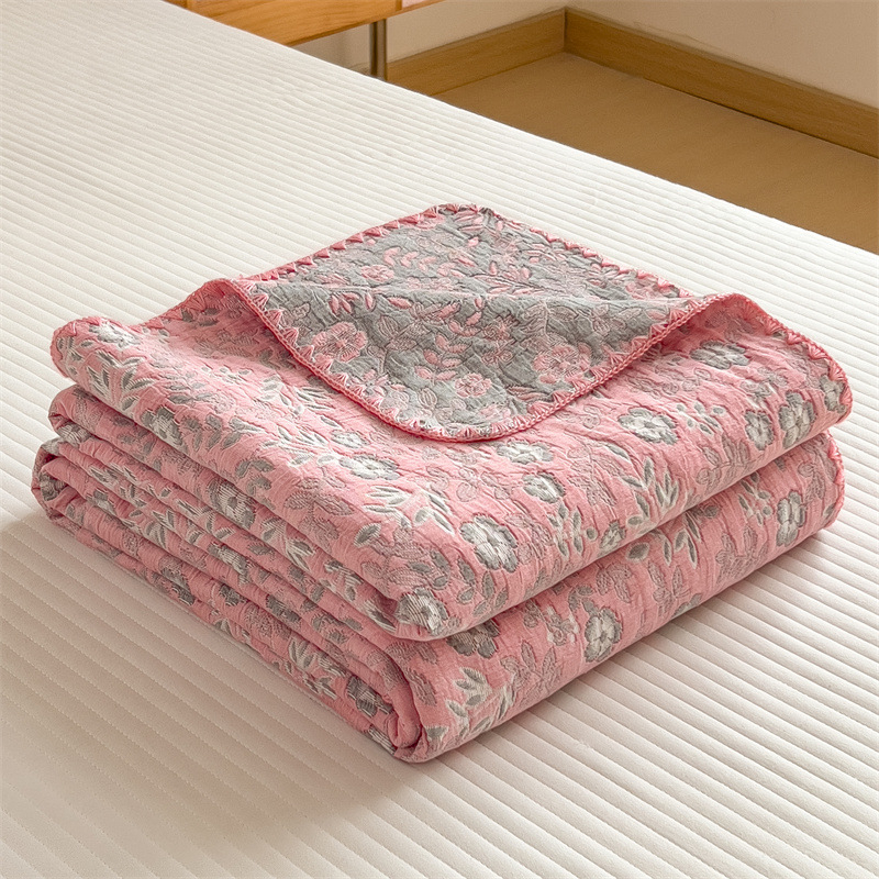 Trīs slāņu 100% kokvilnas quilt sega ar poliestera pildījumu, šuvumi, reaktīvā krāsošana, svars 1.2–1.5 kg, nordiskais stils