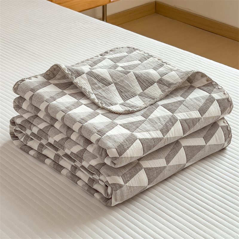 Trīs slāņu 100% kokvilnas quilt sega ar poliestera pildījumu, šuvumi, reaktīvā krāsošana, svars 1.2–1.5 kg, nordiskais stils