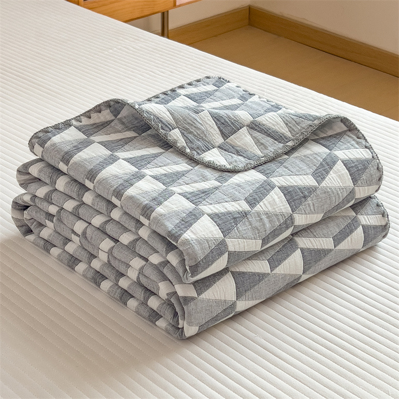 Trīs slāņu 100% kokvilnas quilt sega ar poliestera pildījumu, šuvumi, reaktīvā krāsošana, svars 1.2–1.5 kg, nordiskais stils