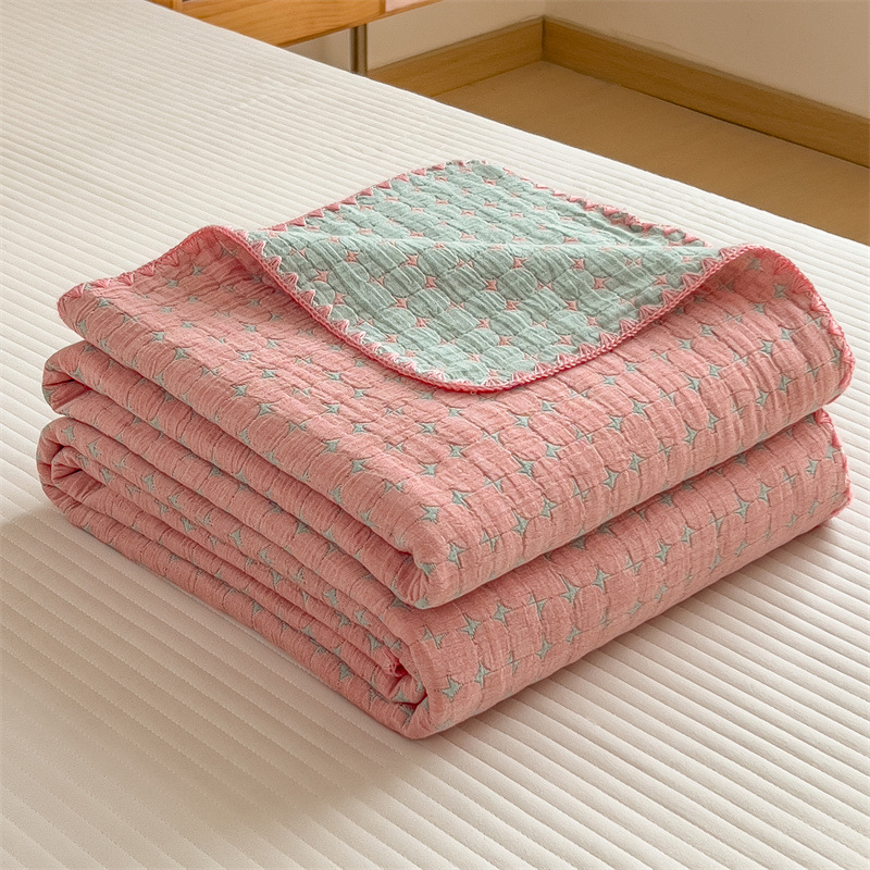 Trīs slāņu 100% kokvilnas quilt sega ar poliestera pildījumu, šuvumi, reaktīvā krāsošana, svars 1.2–1.5 kg, nordiskais stils