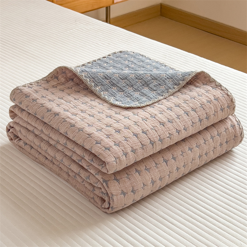 Trīs slāņu 100% kokvilnas quilt sega ar poliestera pildījumu, šuvumi, reaktīvā krāsošana, svars 1.2–1.5 kg, nordiskais stils