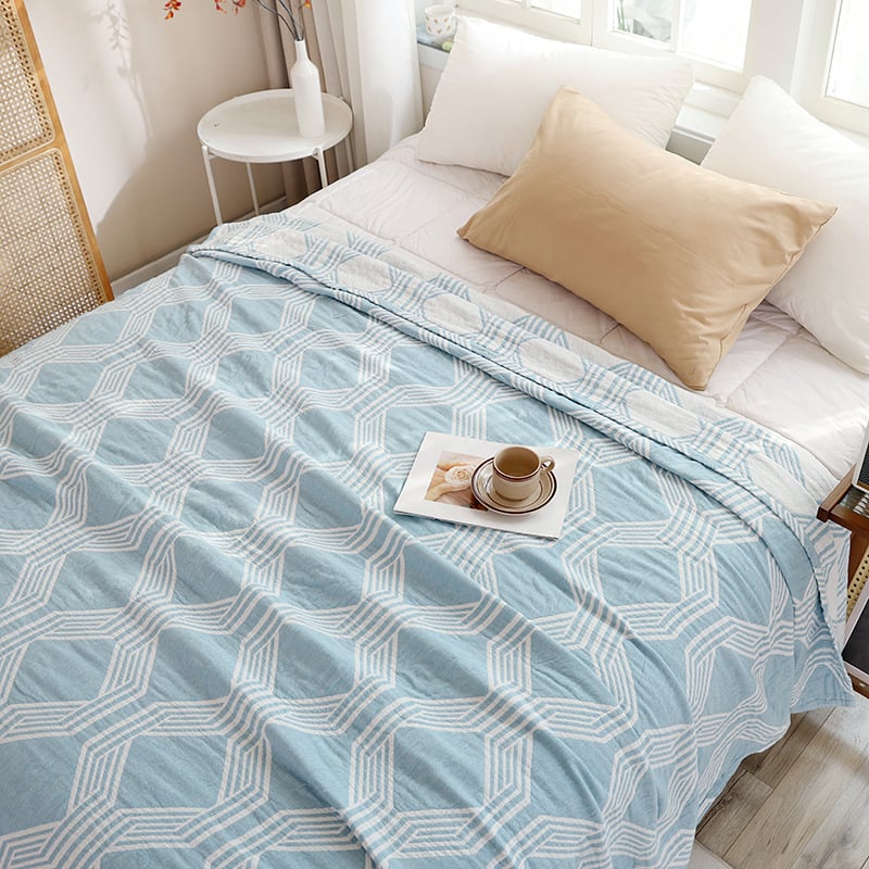 Trīslāņu kokvilnas marles dvieļu sega, 100% kokvilna, ģeometrisks raksts, reaaktīvā krāsošana, svars 0.55–1.0 kg, vasaras lietošanai