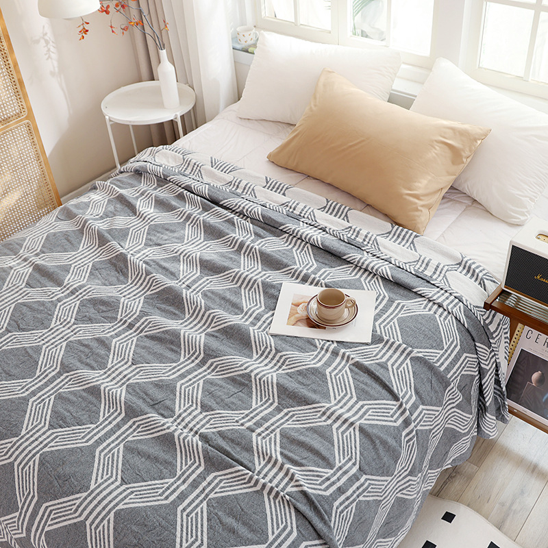 Trīslāņu kokvilnas marles dvieļu sega, 100% kokvilna, ģeometrisks raksts, reaaktīvā krāsošana, svars 0.55–1.0 kg, vasaras lietošanai