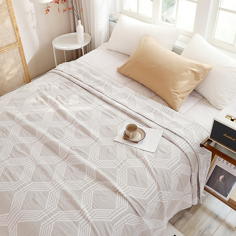 Trīslāņu kokvilnas marles dvieļu sega, 100% kokvilna, ģeometrisks raksts, reaaktīvā krāsošana, svars 0.55–1.0 kg, vasaras lietošanai