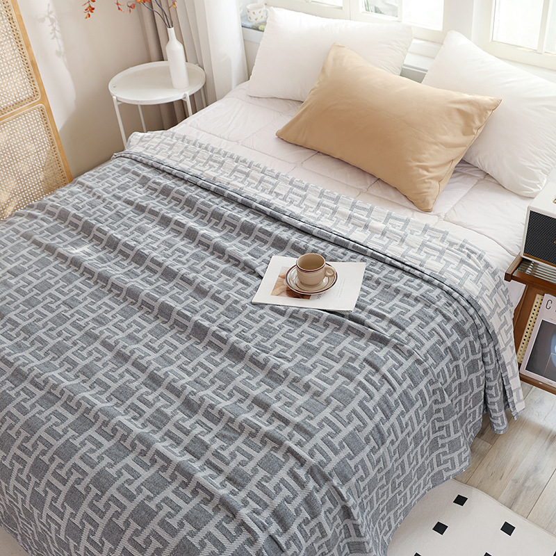 Trīslāņu kokvilnas marles dvieļu sega, 100% kokvilna, ģeometrisks raksts, reaaktīvā krāsošana, svars 0.55–1.0 kg, vasaras lietošanai