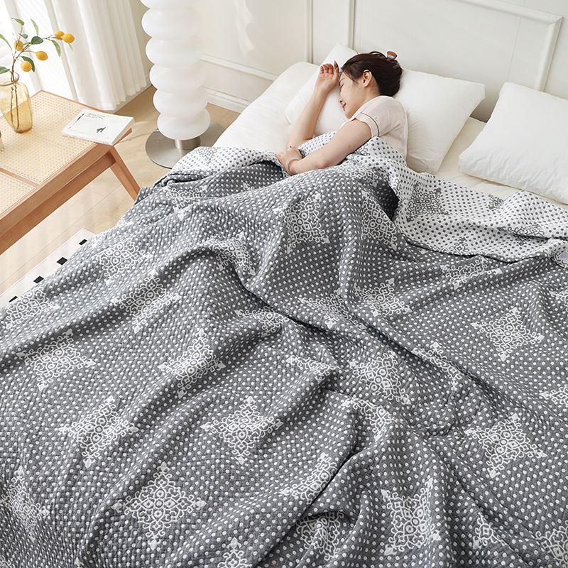 Trīslāņu kokvilnas marles dvieļu sega, 100% kokvilna, ģeometrisks raksts, reaaktīvā krāsošana, svars 0.55–1.0 kg, vasaras lietošanai