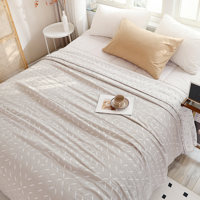 Trīslāņu kokvilnas marles dvieļu sega, 100% kokvilna, ģeometrisks raksts, reaaktīvā krāsošana, svars 0.55–1.0 kg, vasaras lietošanai