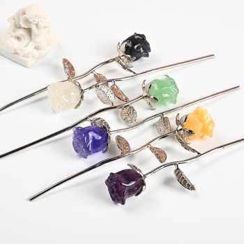 Kristalna ukras u obliku ruže – nerafinirani kamen, moderni minimalistički stil, prirodni kristal