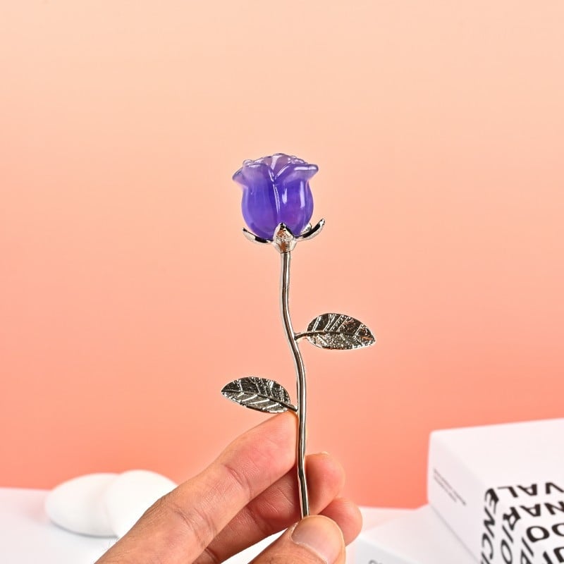 Kristalna ukras u obliku ruže – nerafinirani kamen, moderni minimalistički stil, prirodni kristal