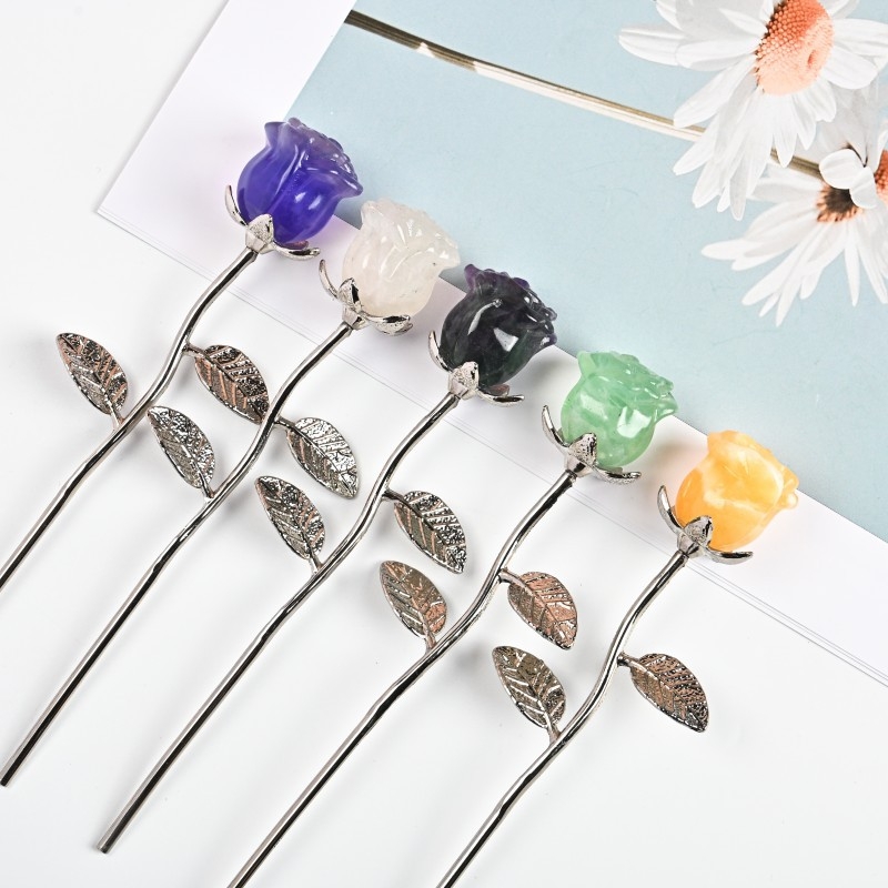 Kristalna ukras u obliku ruže – nerafinirani kamen, moderni minimalistički stil, prirodni kristal